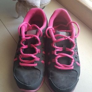 Dual fusion nike running shoes